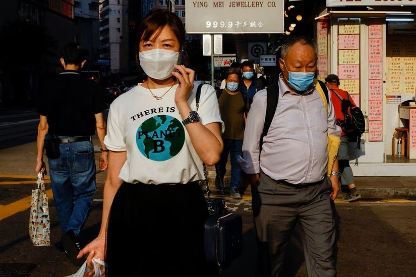 Người dân Hong Kong đeo khẩu trang khi đi trên đường phố. Ảnh: Reuters 
