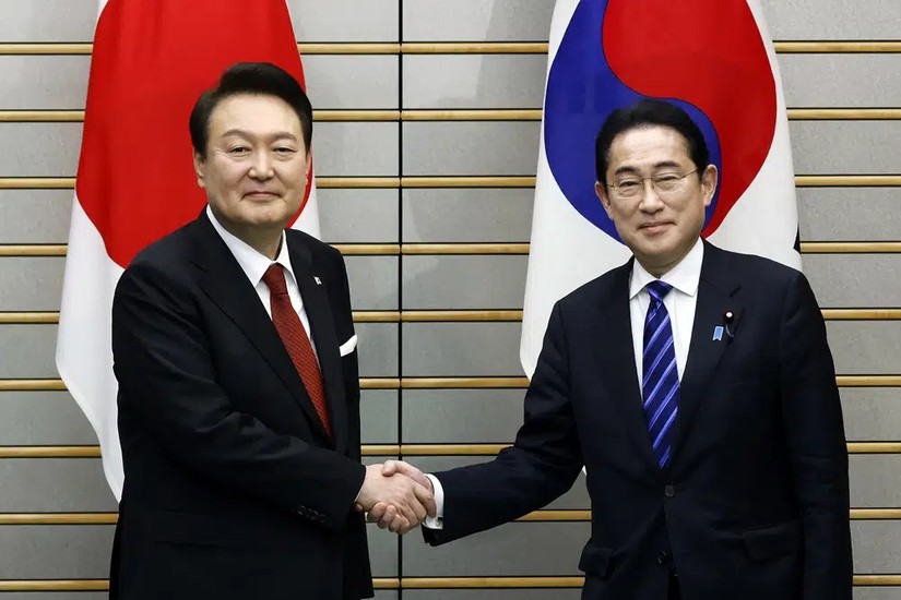Tổng thống Hàn Quốc Yoon Suk-yeol và Thủ tướng Nhật Fumio Kishida. Ảnh: AP