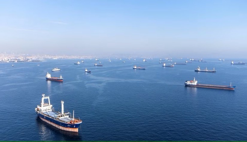 Các tàu chở ngũ cốc chờ đi qua eo biển Bosphorus, Thổ Nhĩ Kỳ. Ảnh: RT