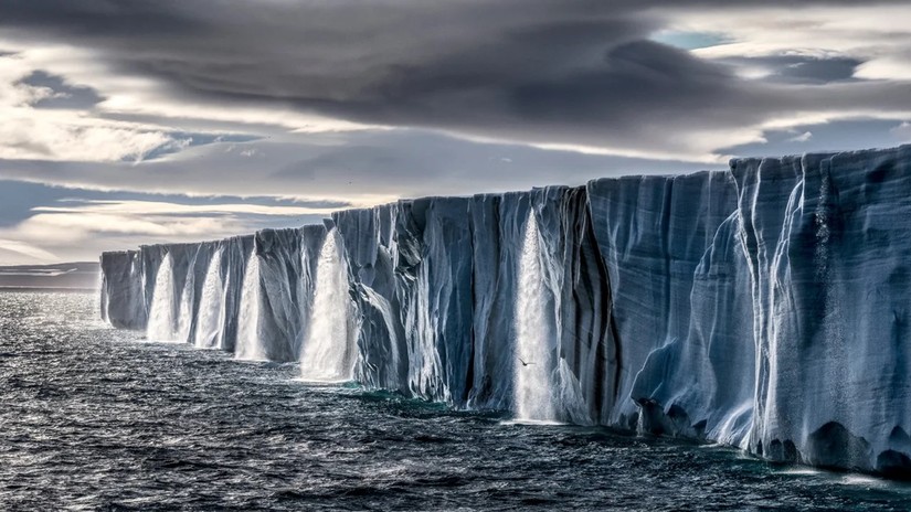 Thác nước trên khối băng Nordaustlandet ở Svalbard, Na Uy, năm 2014. Ảnh: Paul Nicklen