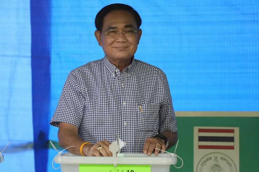 Thủ tướng Thái Lan Prayuth Chan-o-cha đi bỏ phiếu tại một điểm ở thủ đô Bangkok. Ảnh: AP