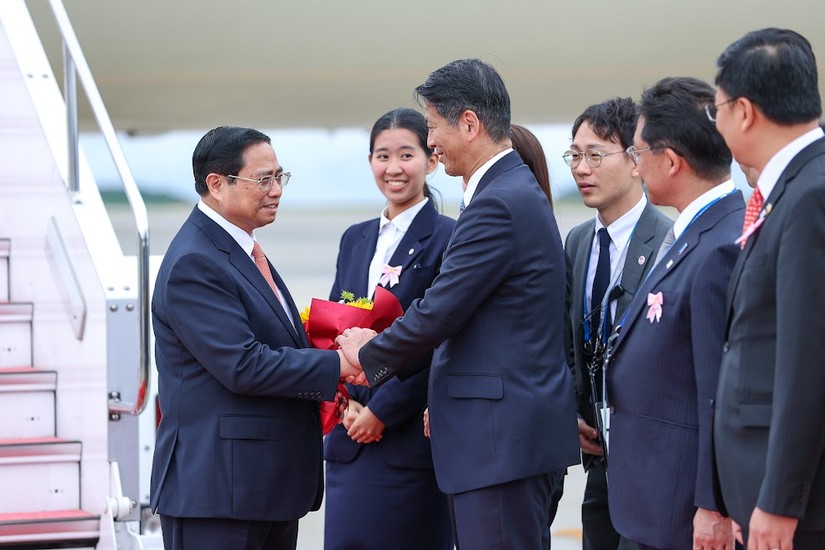 Thứ trưởng Ngoại giao Nhật Bản Yamada Kenji chào đón Thủ tướng Phạm Minh Chính tại sân bay Hiroshima. Ảnh: VGP
