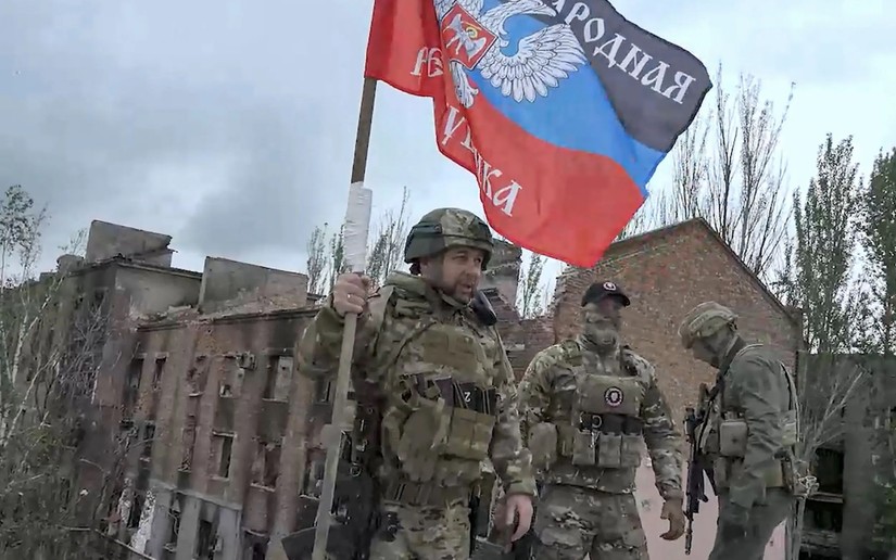 Ông Denis Pushilin, quyền lãnh đạo Cộng hòa Nhân dân Donetsk tự xưng (DPR), cắm cờ tại một tòa nhà ở Bakhmut. 