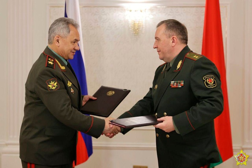 Bộ trưởng Quốc phòng Nga Sergey Shoigu trao đổi văn kiện với người đồng cấp Belarus Viktor Khrenin. Ảnh: BQP Belarus