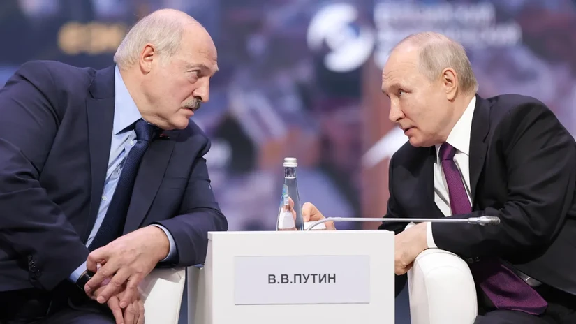 Tổng thống Belarus Alexander Lukashenko (trái) và Tổng thống Nga Vladimir Putin (phải) nói chuyện trong phiên họp toàn thể của Diễn đàn Kinh tế Á-Âu tại Moscow, ngày 24/5. Ảnh: AP