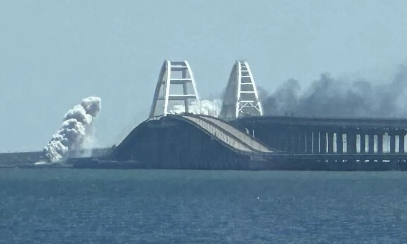 Cầu Crimea bao phủ trong khói mù ngày 12/8. Ảnh: RIA Novosti