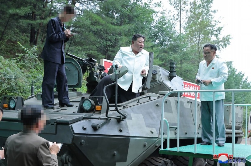 Nhà lãnh đạo Triều Tiên Kim Jong-un đứng trên xe bọc thép chiến đấu. Ảnh: KCNA