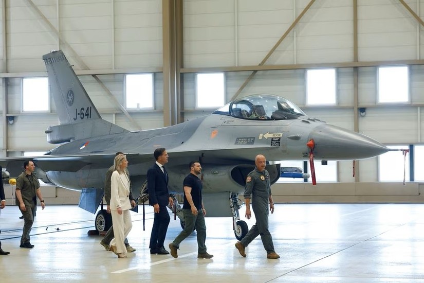 Tổng thống Ukraine Volodymyr Zelensky và Thủ tướng Hà Lan Mark Rutte đi bên cạnh một chiếc máy bay chiến đấu F-16, căn cứ Eindhoven, Hà Lan. Ảnh: Reuters