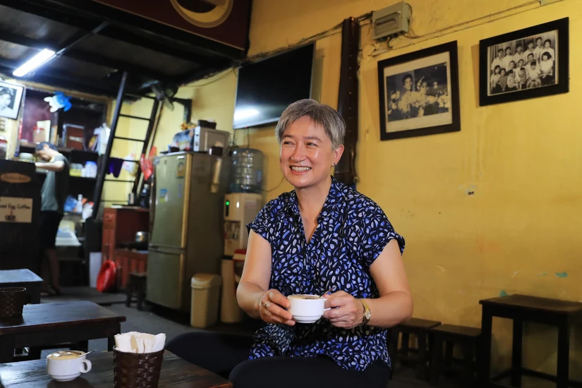 Ngoại trưởng Australia Penny Wong thưởng thức ly cà phê trứng trên phố Đinh Tiên. Ảnh: VNA