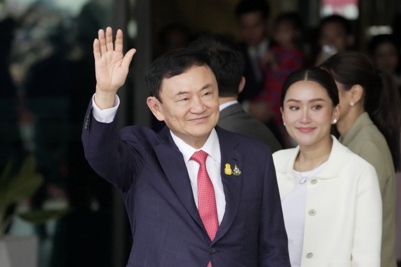 Ông Thaksin Shinawatra cùng con gái Paetongtarn Shinawatra tại Sân bay Quốc tế Don Mueang, Bangkok, Thái Lan, ngày 22/8. Ảnh: AP