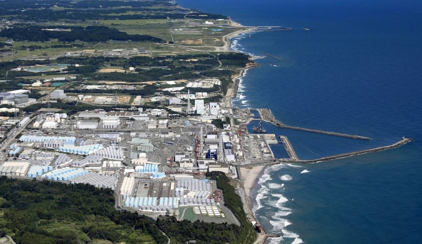 Các bể chứa nước thải đã qua xử lý trong khuôn viên nhà máy điện hạt nhân Fukushima-1 vào đầu tuần này. Ảnh: Kyodo 