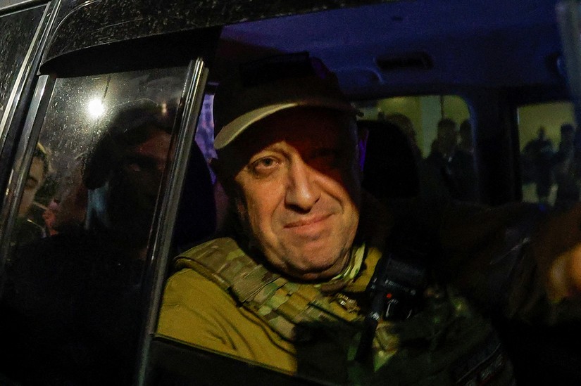Ông trùm Wagner Yevgeny Prigozhin rời trụ sở Quân khu phía Nam ở Rostov-on-Don, Nga, ngày 24/6. Ảnh: Reuters