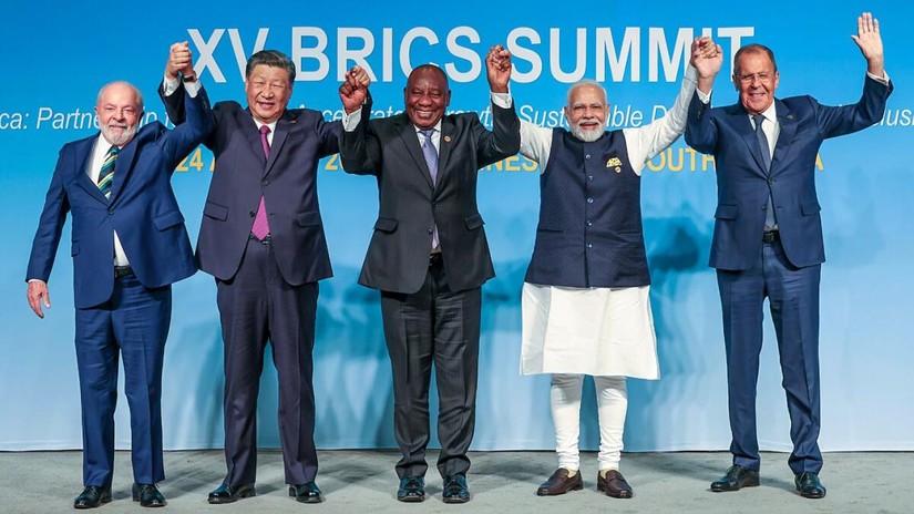 Từ trái sang phải: Tổng thống Brazil Luiz Inacio Lula da Silva, Chủ tịch Trung Quốc Tập Cận Bình, Tổng thống Nam Phi Cyril Ramaphosa, Thủ tướng Ấn Độ Narendra Modi và Ngoại trưởng Nga Sergey Lavrov. Ảnh: PTI