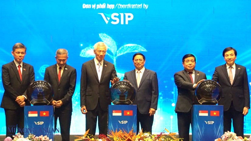 Hai Thủ tướng thực hiện nghi thức Khởi công các Dự án mới của VSIP gồm VSIP Cần Thơ, VSIP Bắc Ninh 2 và VSIP Nghệ An 2. Ảnh: Đỗ Thảo
