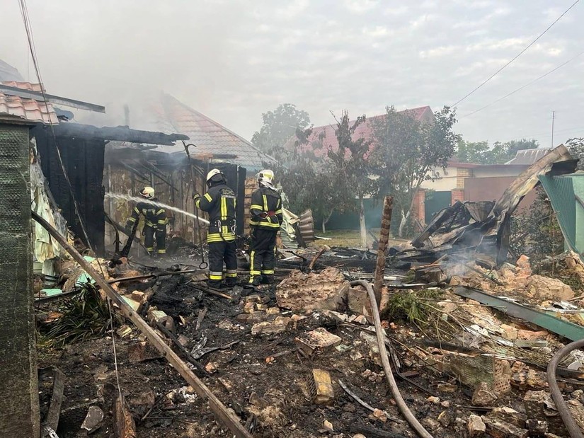 Lực lượng cứu hộ làm việc tại khu vực các tòa nhà bị hư hại trong cuộc không kích ở Kiev, ngày 30/8. Ảnh: Reuters