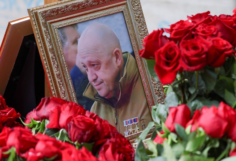 Di ảnh trùm Wagner Yevgeny Prigozhin trên bia mộ tại St. Petersburg. Ảnh: Reuters