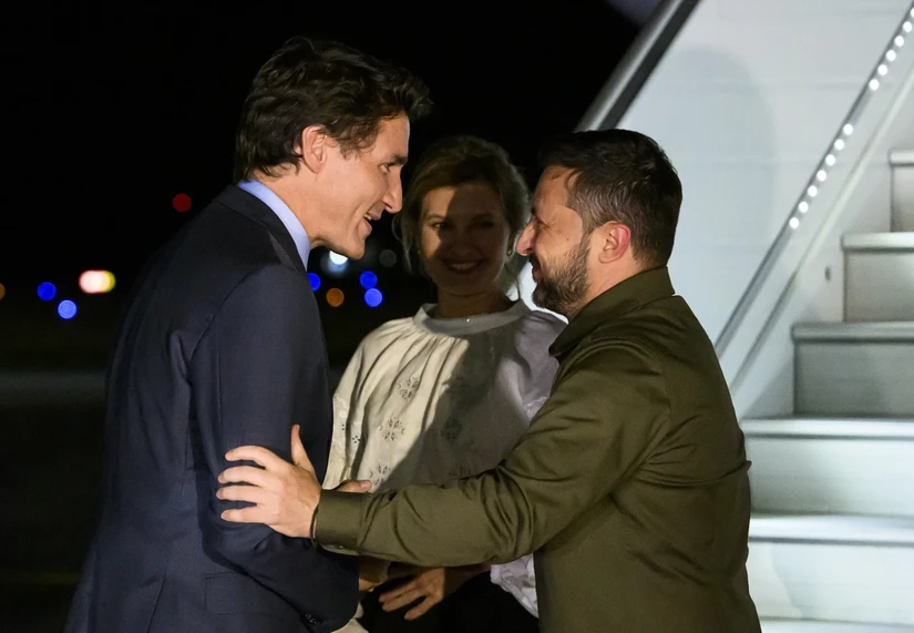Thủ tướng Canada Justin Trudeau chào đón Tổng thống Ukraine Volodymyr Zelensky và Phu nhân Olena Zelenska tại sân bay Ottawa. Ảnh: AP