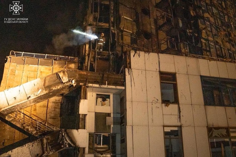 Lực lượng cứu hỏa Ukraine có mặt tại hiện trường vụ cháy một khách sạn tại Odessa, rạng sáng 25/9. Ảnh: Reuters