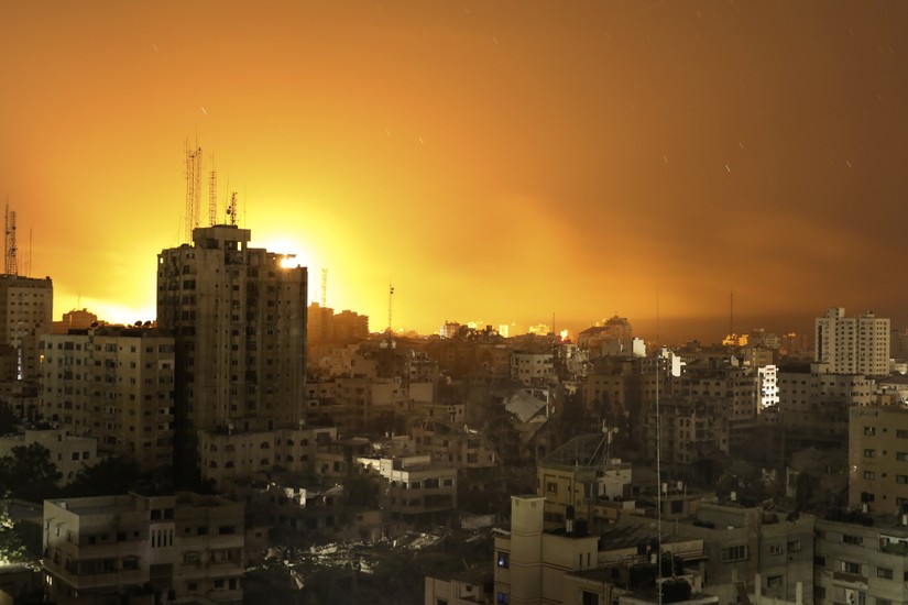 Lửa và khói bốc lên từ các tòa nhà sau cuộc không kích của Israel vào thành phố Gaza, ngày 5/11. Ảnh: AP