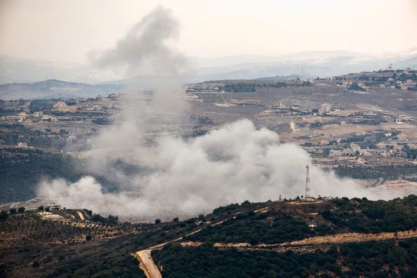 Khói bốc lên nhìn từ biên giới Israel-Lebanon ở miền bắc Israel, ngày 12/11. Ảnh: Reuters