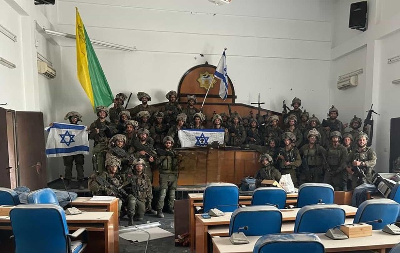 Binh sĩ Israel tại tòa nhà hội đồng lập pháp ở thành phố Gaza, ngày 13/11. Ảnh: Times of Israel