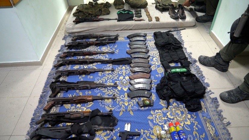 Vũ khí của Hamas được tìm thấy bên trong Bệnh viện Shifa, ngày 15/11. Ảnh: IDF