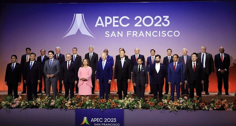 Chủ tịch nước Võ Văn Thưởng chụp ảnh lưu niệm cùng các nhà lãnh đạo APEC và các đối tác. Ảnh: TTXVN