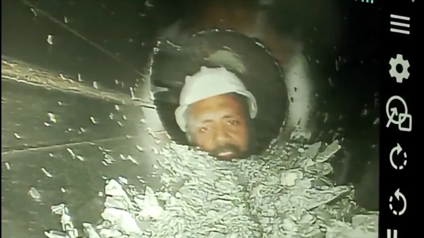 Một công nhân trong đường hầm ở Ấn Độ. Ảnh: Uttarakhand Government Handout