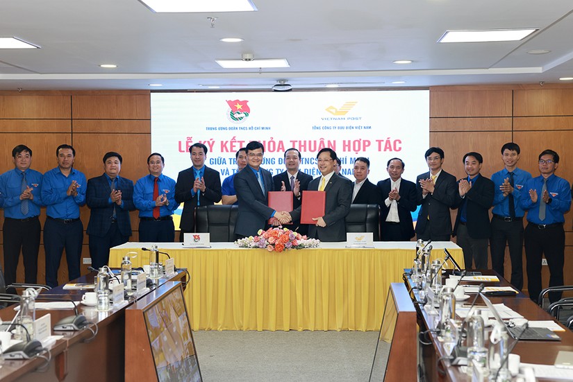 Lễ ký kết thoả thuận hợp tác giữa Trung ương Đoàn Thanh niên Cộng sản Hồ Chí Minh và Tổng Công ty Bưu điện Việt Nam (Vietnam Post). Ảnh: Vietnam Post