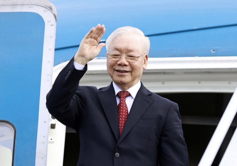 Tổng Bí thư Nguyễn Phú Trọng lên máy bay bắt đầu thực hiện chuyến thăm chính thức Trung Quốc. Ảnh: VGP. 