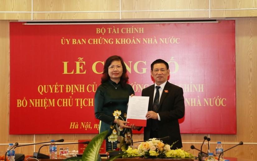 Bộ trưởng Tài chính Hồ Đức Phớc trao quyết định bổ nhiệm Chủ tịch UBCKNN cho bà Vũ Thị Chân Phương. Ảnh: Ủy ban chứng khoán Nhà nước