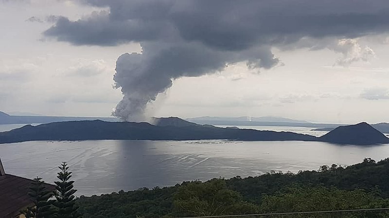 Núi lửa Taal phun trào.
