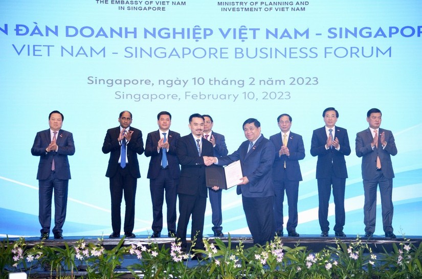 Ông Danny Le (Tổng Giám Đốc Tập đoàn Masan) nhận giấy chứng nhận đầu tư từ Bộ trưởng KH&ĐT Nguyễn Chí Dũng.