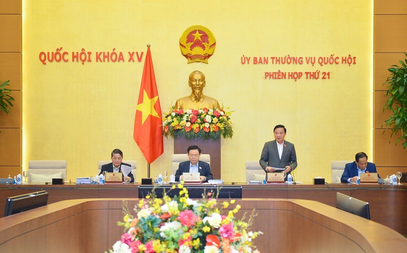 Phó Chủ tịch Quốc hội Nguyễn Khắc Định điều hành phiên họp cho ý kiến về Luật Nhà ở sửa đổi. Ảnh: Quochoi