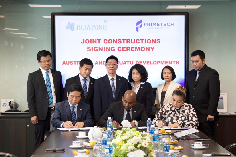 Ông Lê Viết Hải cùng đại diện PrimeTech Constructions và đại diện Matevulu Sands Limited ký kết hợp tác.