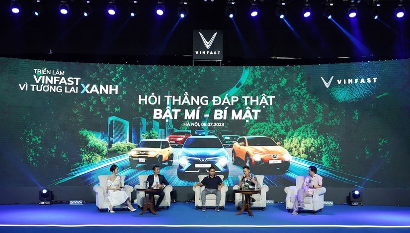 Talkshow “Bật mí - Bí mật” tại Triển lãm “VinFast - Vì tương lai xanh" có sự tham gia của các chuyên gia ô tô, đại diện VinFast và MC Khánh Vy.