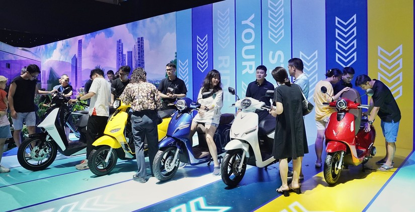 Dải xe máy điện VinFast được trưng bày tại chuỗi triển lãm “VinFast – Vì tương lai xanh”
