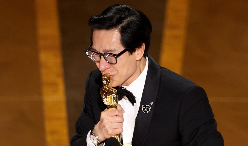 Quan Kế Huy nhận giải "Nam diễn viên phụ xuất sắc nhất" tại Oscar 2023. Ảnh: Reuters