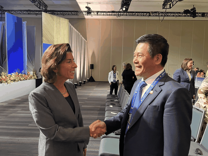 Bộ trưởng Thương mại Hoa Kỳ Gina Raimondo và Bộ trưởng Công Thương Nguyễn Hồng Diên trao đổi bên lề APEC 2023. Ảnh: Vụ Thị trường châu Âu - châu Mỹ