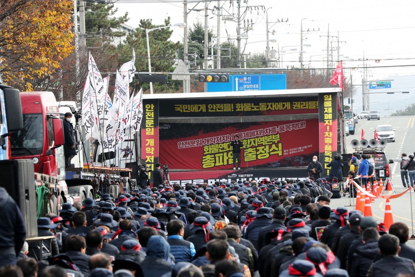 Các tài xế Hàn Quốc tổ chức đình công hôm 24/11 tại Pohang, Gyongsangbuk-do, Hàn Quốc. Ảnh: Yonhap
