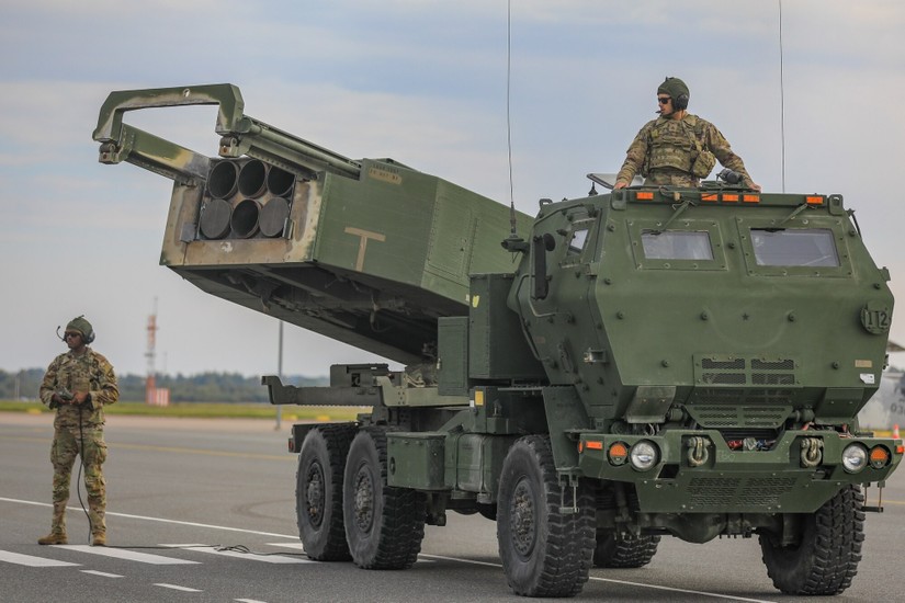 Hệ thống HIMARS gồm nhiều tên lửa hạng nhẹ được lắp vào một xe tải. Ảnh: US ARMY