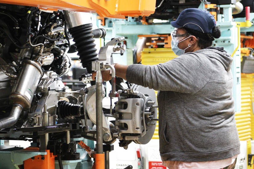 Công nhân tại nhà máy lắp ráp Detroit của Stellantis tại Mỹ. Ảnh: CNBC