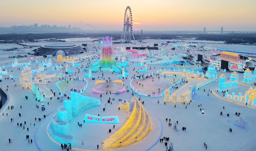 Người dân tham gia hoạt động giải trí mùa đông tại Cáp Nhĩ Tân, Hắc Long Giang, Trung Quốc. Ảnh: IC