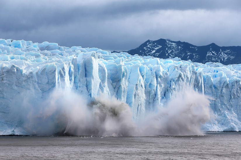 Một mảnh của sông băng Perito Moreno, một phần của cánh đồng băng phía nam Patagonia, bị vỡ ra tại Công viên quốc gia Los Glaciares, tỉnh Santa Cruz, Argentina ngày 5/4/2019. Ảnh: Getty Images