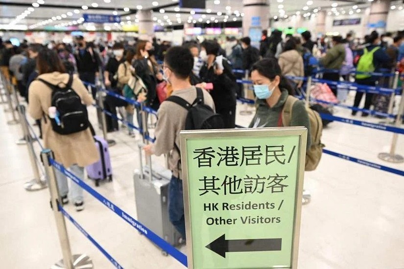 Người dân xếp hàng tại trạm kiểm soát Lạc Mã Châu ở cửa khẩu biên giới Thâm Quyến giữa Trung Quốc đại lục và Hong Kong ngày 8/1. Ảnh: AFP