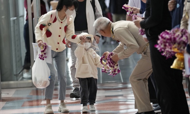 Một quan chức Thái Lan tặng vòng hoa cho du khách Trung Quốc khi họ đến Sân bay Quốc tế Suvarnabhumi, Thái Lan ngày 9/1/2023 - 1 ngày sau khi Trung Quốc chính thức mở cửa biên giới. Ảnh: VCG