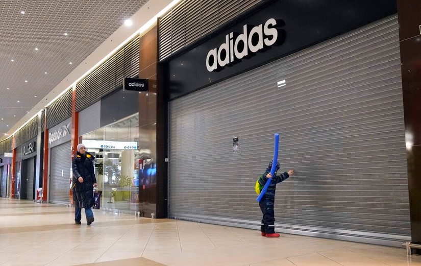 Khung cảnh trống vắng tại các khu mua sắm của Nga khi nhiều nhãn hàng thông báo dừng hoạt động. Ảnh: AP