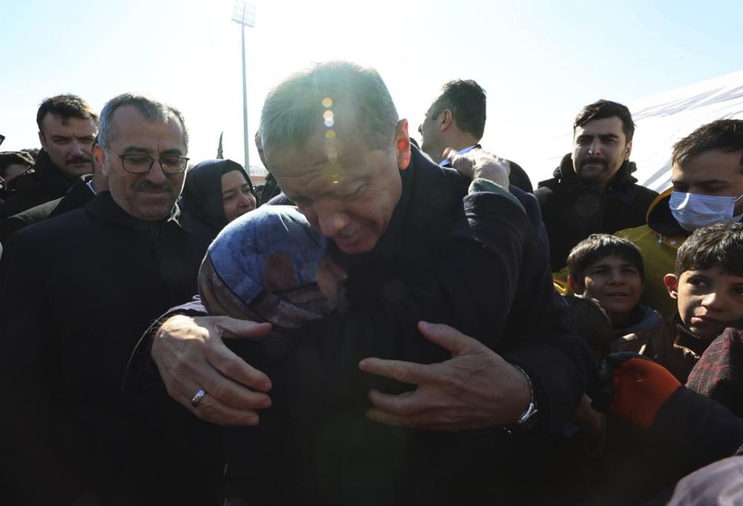 Tống thống Thổ Nhĩ Kỳ Recep Tayyip Erdogan ôm những người sống sót sau động đất tại Kahramanmaras, nam Thổ Nhĩ Kỳ. Ảnh: AP