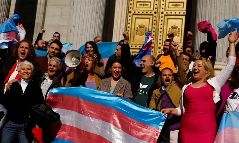 Bộ trưởng Bình đẳng của Tây Ban Nha, Irene Montero (giữa) ăn mừng cùng các nhà hoạt động LGBTQ+ sau khi luật chuyển giới mới được thông qua. Ảnh: Reuters