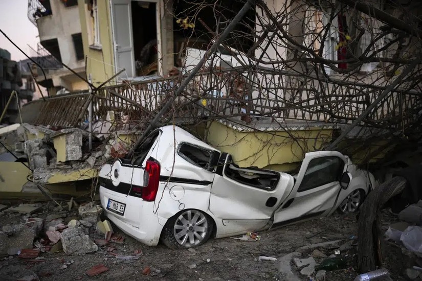Một chiếc xe bị đè dưới đống đổ nát tại Samandag, Thổ Nhĩ Kỳ, Ảnh: AP